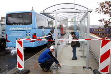 Gestern (24.03.09) installiert: drei Bus-Unterstände am Zentralen Omnibusbahnhof Süd.	  Foto: Ketterl