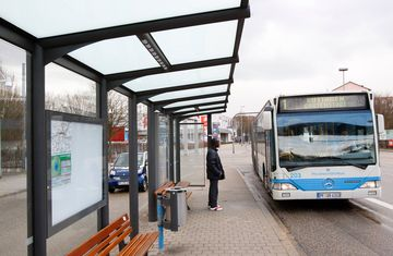 Überdacht: das neue Wartehäuschen am Enzauenpark.